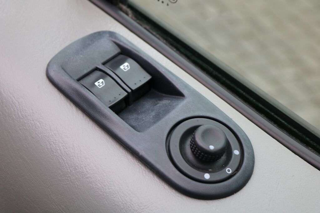 RENAULT Trafic 2.0 dCi L1 H1 Achterklep Imperiaal Trekhaak Airco Navigat Kastenwagen - Photo 21